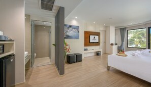 Two Bedroom Executive Suite | 迷你吧、客房內保險箱、書桌、筆電工作空間