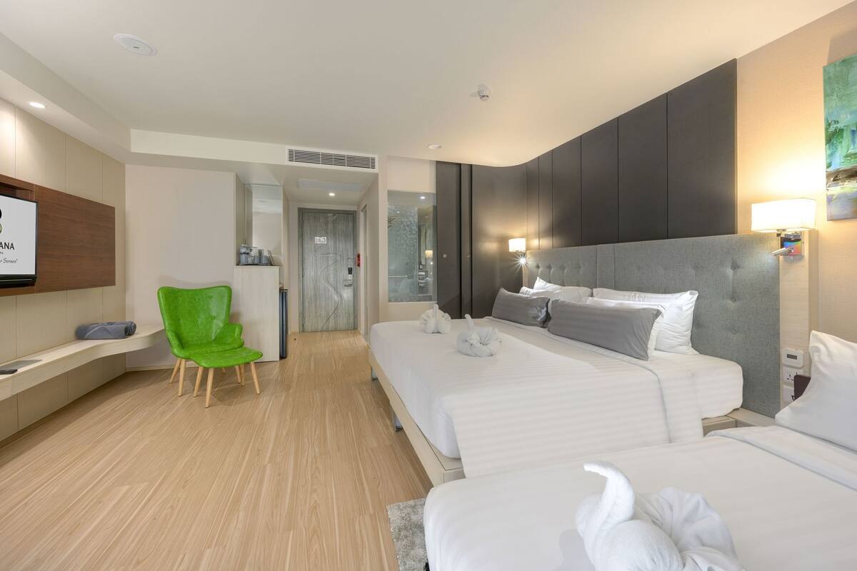 迷你吧、客房内保险箱、办公桌、笔记本电脑工作区