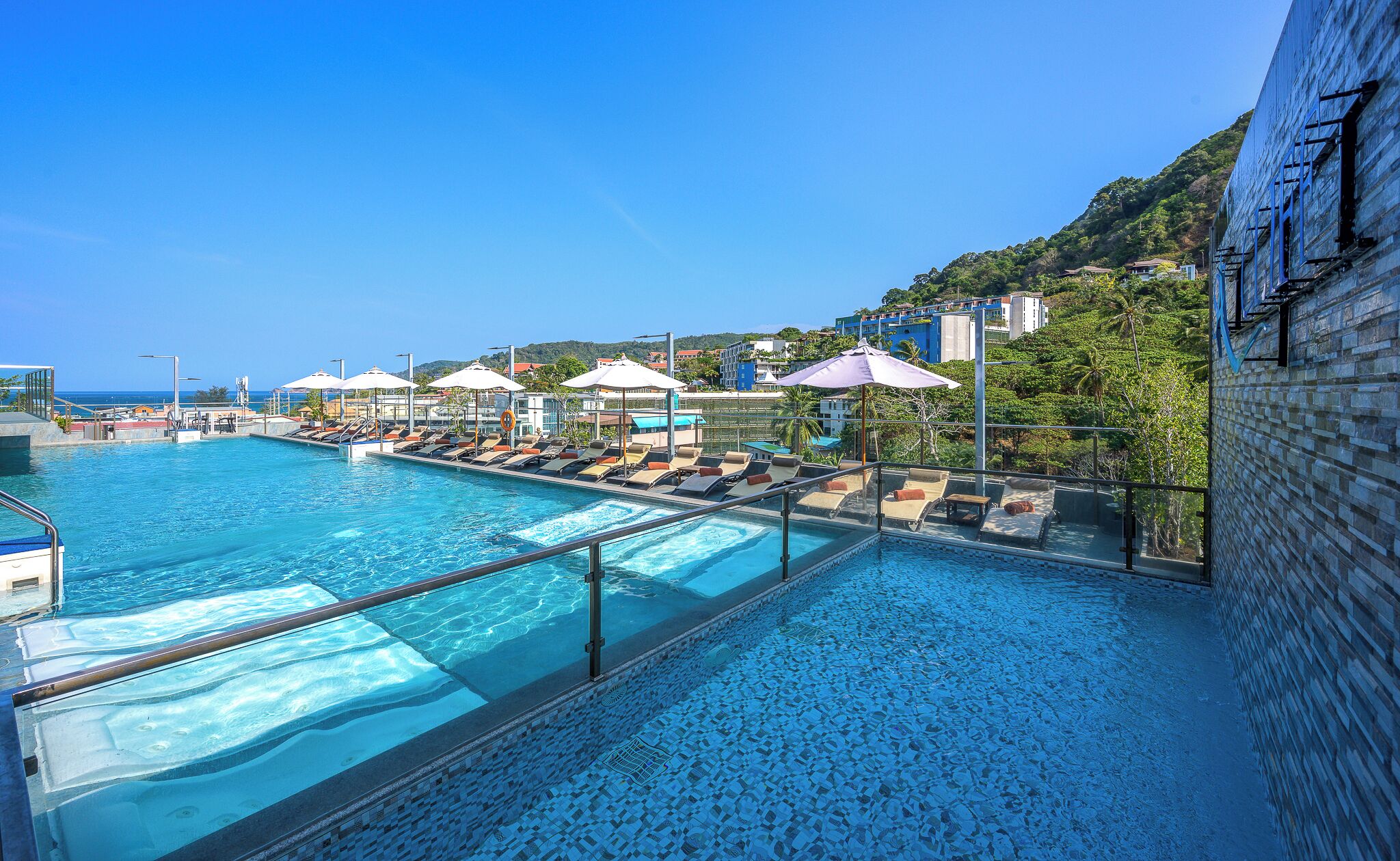 outdoor pool, open 7 am to 8:00 pm, pool loungers