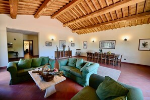 Villa, 4 Schlafzimmer | Wohnbereich | Flachbildfernseher, Kamin, DVD-Player, Tischtennisplatte