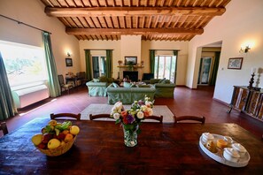 Villa, 4 habitaciones | Área de sala de estar | Televisión de pantalla plana, chimenea y reproductor de DVD 