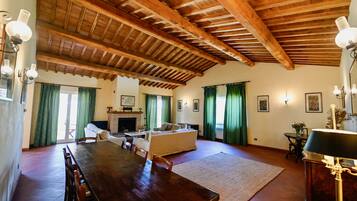 Vila, beberapa kamar | Area keluarga | TV layar datar, perapian, pemutar DVD, dan meja tenis meja