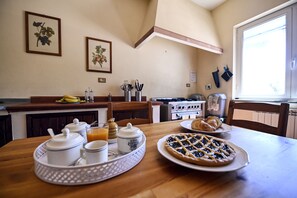 Vila, vários quartos | Cozinha privada | Geladeira grande, fogão, cooktop, lava-louças