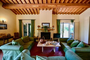 Villa, 4 habitaciones | Área de sala de estar | Televisión de pantalla plana, chimenea y reproductor de DVD 