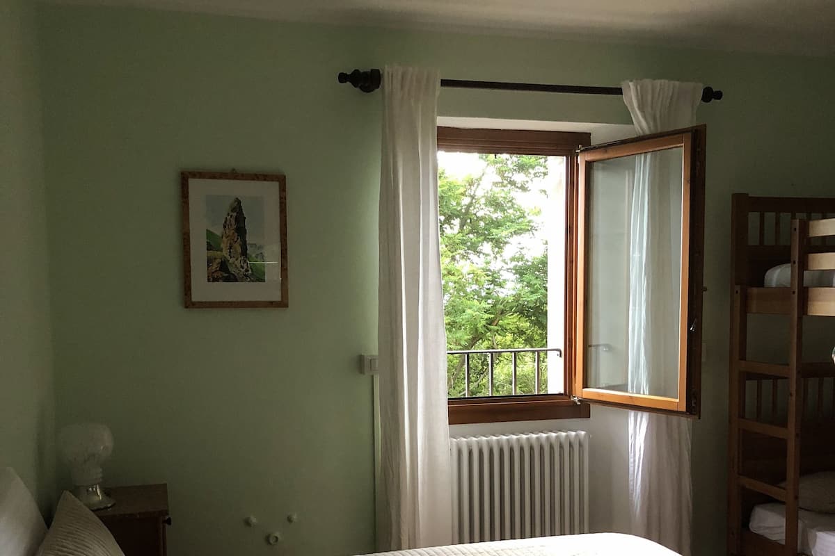 Habitación cuádruple | Edredón, escritorio, wifi gratis y ropa de cama