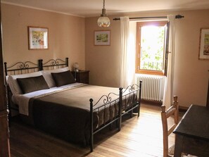 Kamer, 1 twee- of 2 eenpersoonsbedden, 1 tweepersoonsbed, niet-roken | Donzen dekbedden, een bureau, gratis wifi, beddengoed