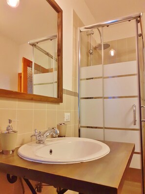 Dusche, Regendusche, Haartrockner, Bademäntel