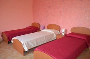 Triple Room, Shared Bathroom | In-room safe, desk, soundproofing, free WiFi