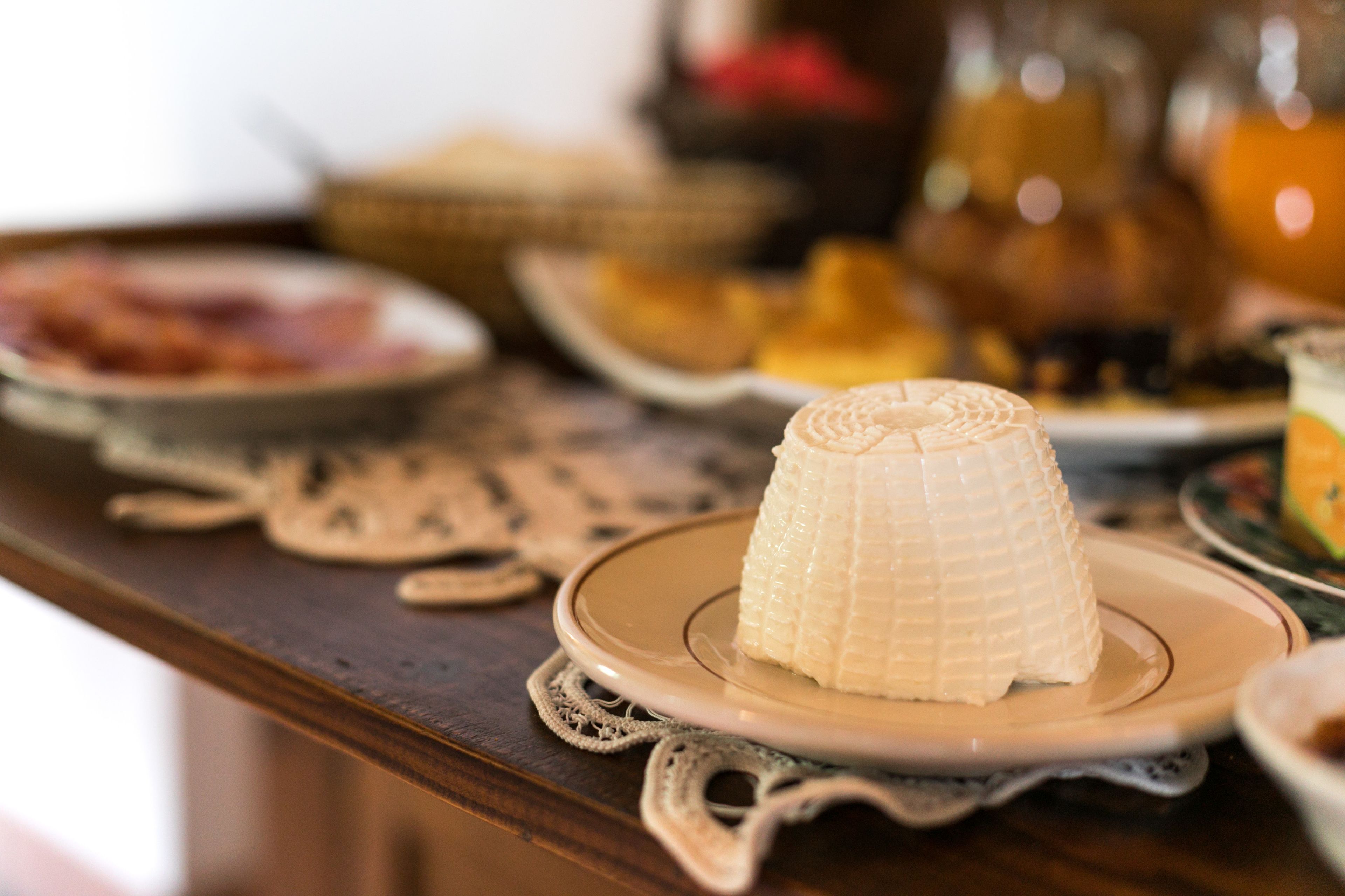 Un dessert présenté sur une assiette, avec une serviette de dentelle en dessous.