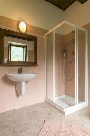 Driepersoonskamer, uitzicht op heuvels (Mela Rosa) | Badkamer | Een douche, gratis toiletartikelen, een haardroger, een bidet
