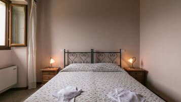 Vierbettzimmer, Hügelblick (Lampone) | Individuell dekoriert, Schreibtisch, Bettwäsche