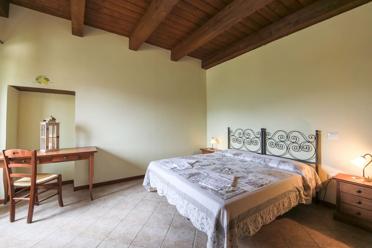 Chambre Familiale, chambres communicantes, vue colline (Uva)