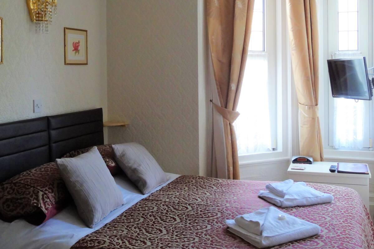 Double Room | Peti besi dalam bilik, meja, ruang kerja komputer riba 