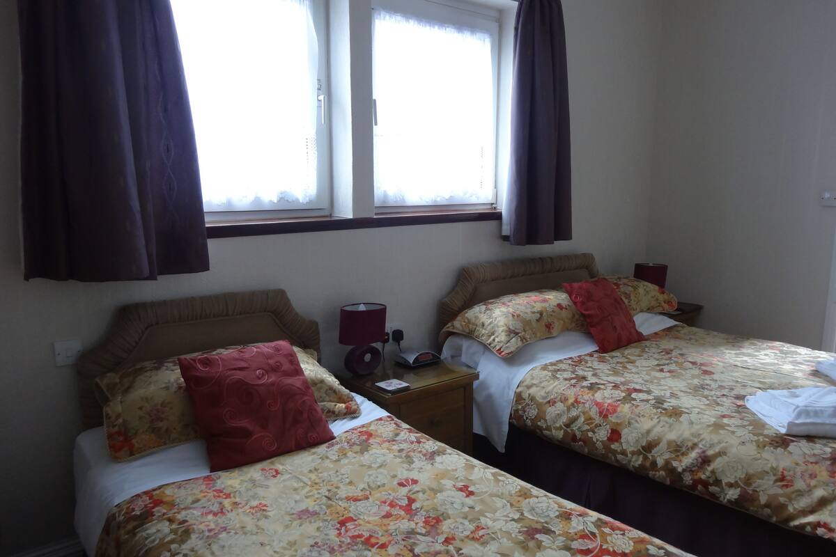 Twin Room | Peti besi dalam bilik, meja, ruang kerja komputer riba 