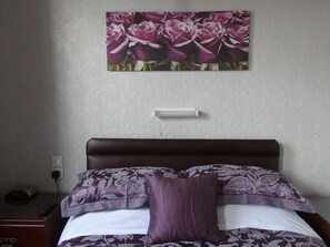 In-room safe, desk, laptop workspace, iron/ironing board - The Winchester (Great Yarmouth)