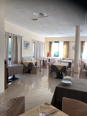 Serveert ontbijt, lunch, diner, Italiaanse gerechten 