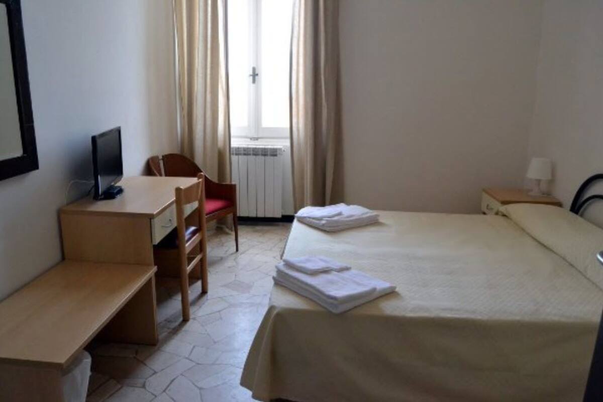 Cofres nos quartos, escrivaninha, Wi-Fi de cortesia, roupa de cama