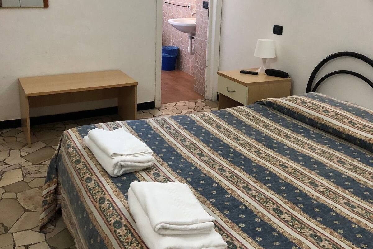 Quarto triplo | Cofres nos quartos, escrivaninha, Wi-Fi de cortesia, roupa de cama