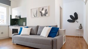 Appartement, 2 slaapkamers, balkon, uitzicht op binnenplaats | Woonruimte | Een flatscreentelevisie