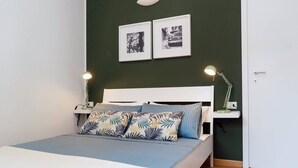 Appartement, 2 slaapkamers, balkon, uitzicht op binnenplaats | 2 slaapkamers, een strijkplank/strijkijzer, gratis wifi, beddengoed
