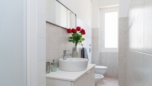 Appartement, 2 slaapkamers, balkon, uitzicht op binnenplaats | Badkamer | Een douche, gratis toiletartikelen, een haardroger, een bidet