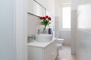 Apartment, 2 Schlafzimmer, Balkon, Blick auf den Innenhof | Badezimmer | Dusche, kostenlose Toilettenartikel, Haartrockner, Bidet