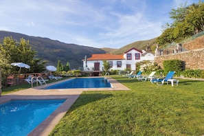 Outdoor pool, pool umbrellas, sun loungers - Casa do Monte (Baiao)