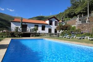 Piscine extérieure, parasols de plage, chaises longues