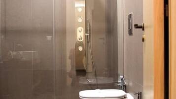 Suite | Baño | Regadera, amenidades de baño gratuitas, secadora de cabello, pantuflas