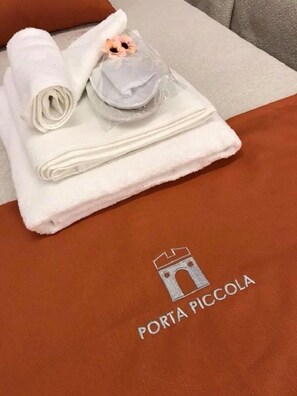 Shower, free toiletries, hair dryer, slippers - Porta Piccola (Castellaneta)