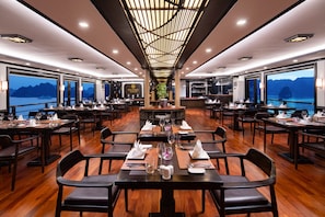 Breakfast, lunch served; local and international cuisine, ocean views