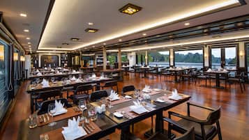 بوفيه فطور مجانًا يوميًا