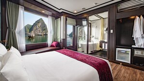 Un dormitorio amplio con una cama grande, vistas a un paisaje montañoso, un baño con bañera y un vestidor.