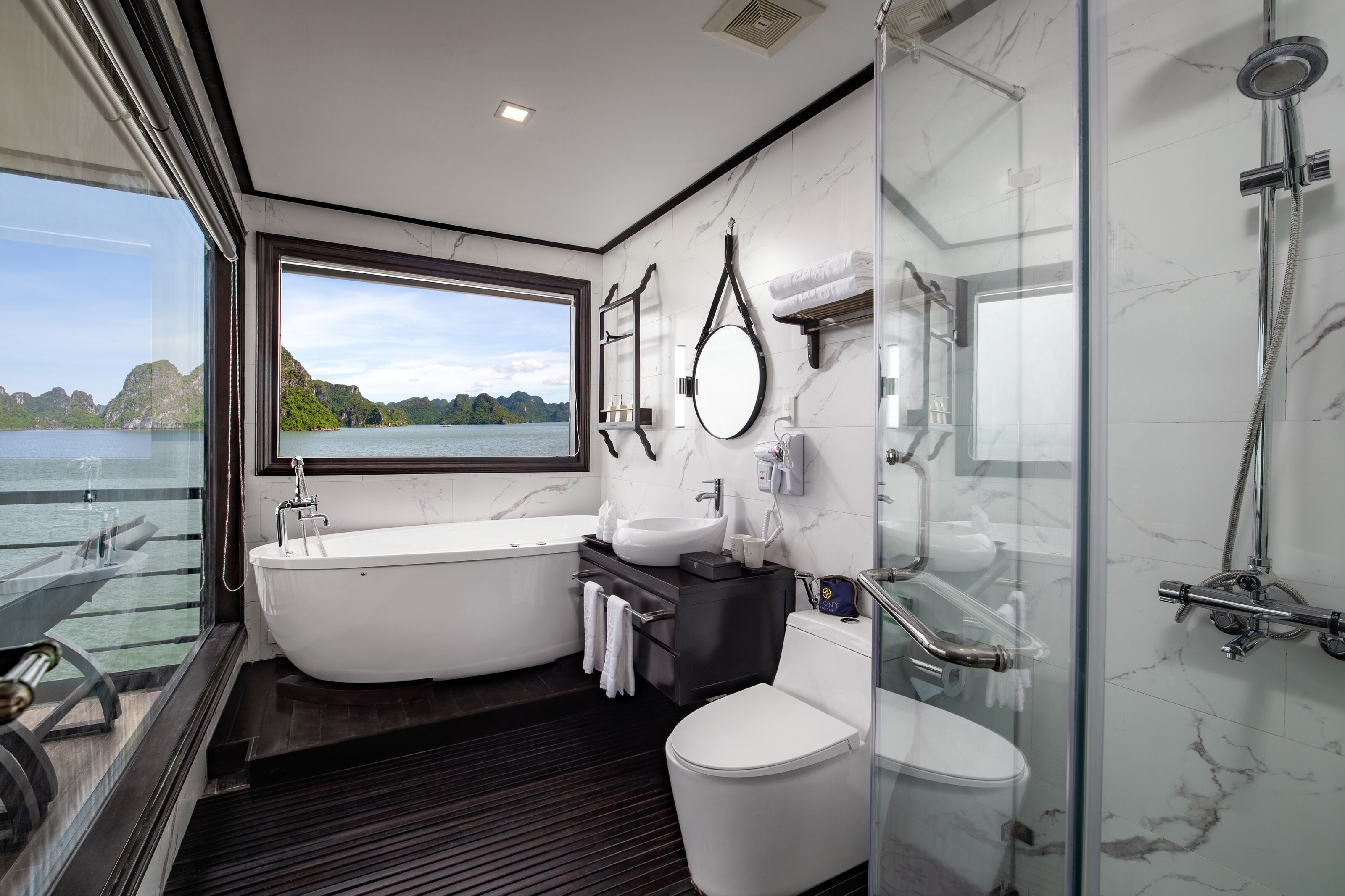 Exclusive Suite | Bathroom | Combined shower/tub, free toiletries, hair dryer, bathrobes