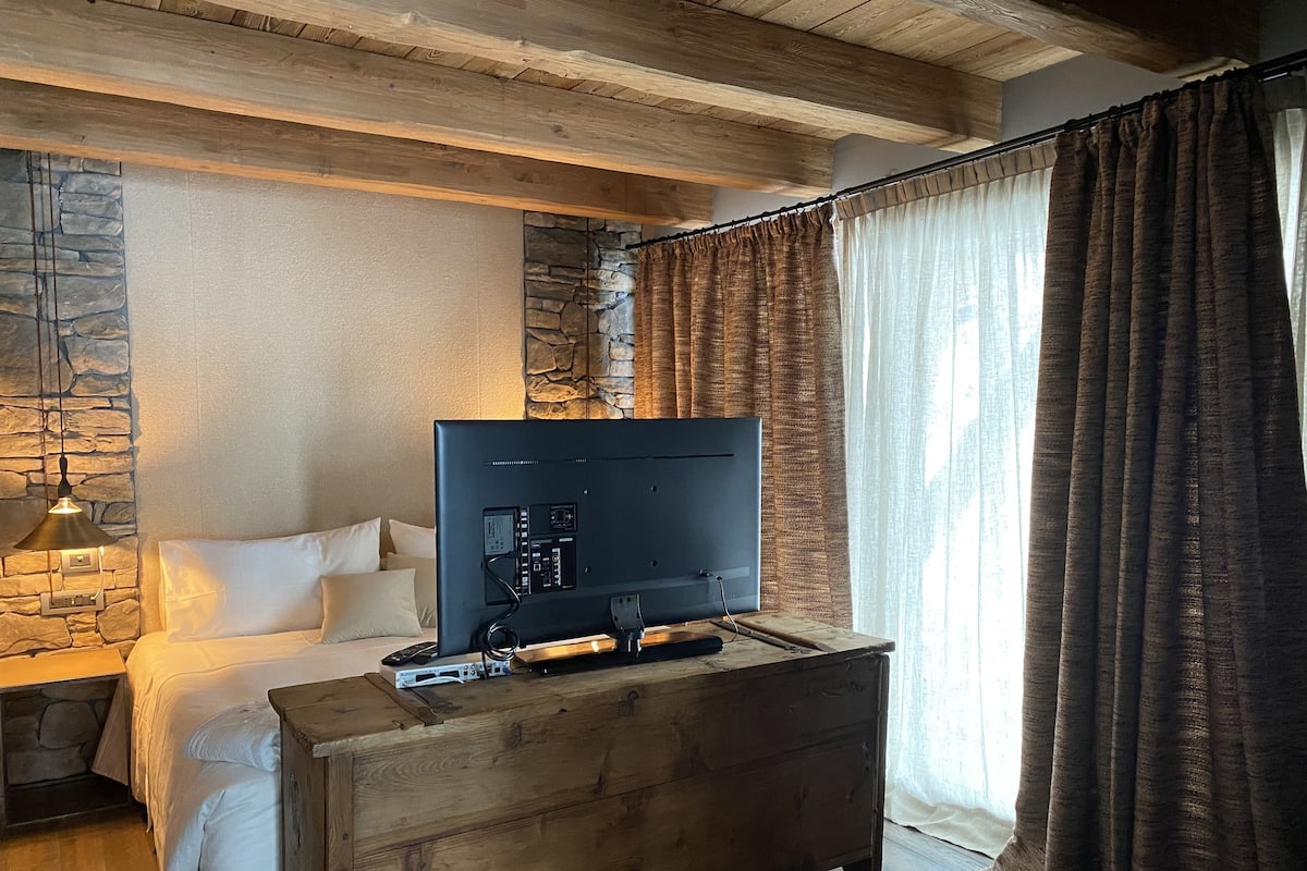 Deluxe Room | 1 bedroom, minibar, in-room safe, desk