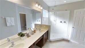 Familienvilla, Mehrere Schlafzimmer, Whirlpool, zum Garten hin | Dusche im Bad
