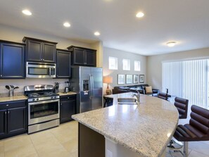 Perhehuvila, poreamme, puutarha-alue | Jaetut keittiötilat | Jääkaappi, mikroaaltouuni, uuni