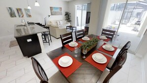 Une cuisine moderne avec un coin repas.