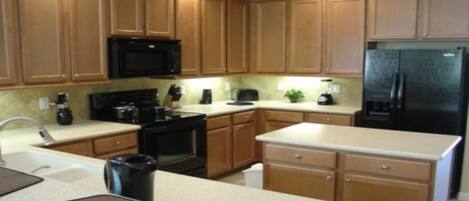 Family Villa, Garden Area | Shared kitchen | Fridge, microwave, oven, toaster
