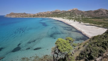 På stranden, vit sandstrand, surfing/bodyboarding och fiske