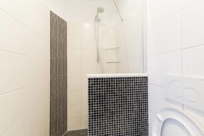 Deluxe Apartment | Bathroom | Deep soaking tub, hair dryer, towels