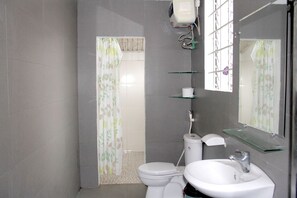 Deluxe Room, Balcony, River View | Bathroom | Shower, free toiletries, hair dryer, slippers - ABS House (Hue)