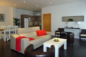 Apartment, 2 Bedrooms | In-room safe, soundproofing, iron/ironing board, free cribs/infant beds - Apartamentos Turisticos Mauror (Granada)