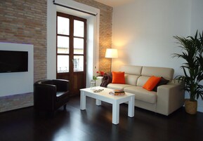 Apartamento, 1 habitación, balcón | Sala de estar | Una televisión de pantalla plana