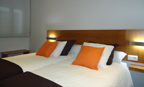 Apartment, 2 Bedrooms | In-room safe, soundproofing, iron/ironing board, free cribs/infant beds - Apartamentos Turisticos Mauror (Granada)