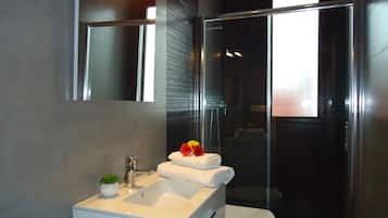 Apartment, 1 Bedroom | Bathroom | Hair dryer, towels