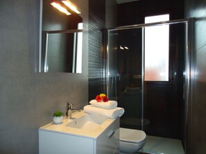 Apartment, 1 Bedroom | Bathroom | Hair dryer, towels - Apartamentos Turisticos Mauror (Granada)