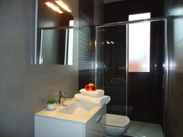 Apartment, 1 Bedroom | Bathroom | Hair dryer, towels
