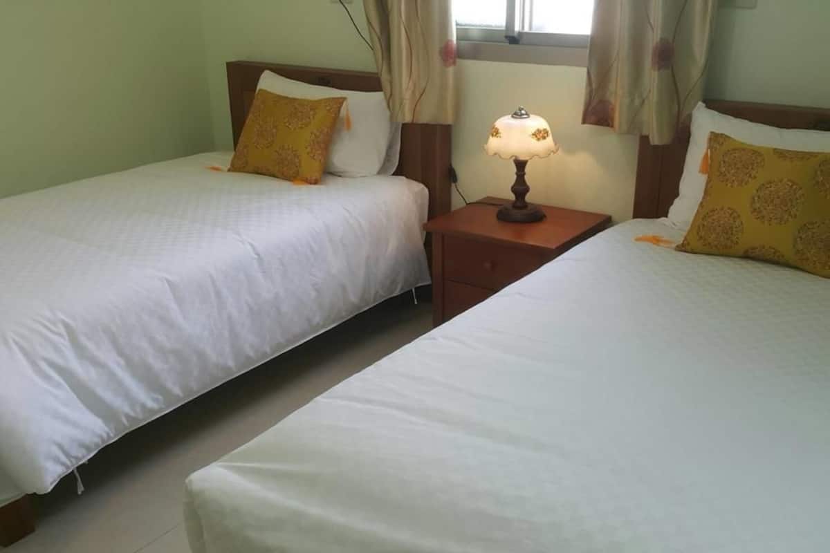 Comfort Twin Room, Non Smoking, Shared Bathroom (109) | Blackout drapes, soundproofing, free WiFi, bed sheets