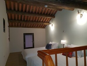 Loft Elite, varias camas, para no fumadores (102) | Cortinas blackout, insonorización, wifi gratis y ropa de cama 